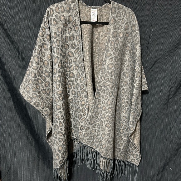 Woolrich Jackets & Blazers - Woolrich brand / Animal print cape / Size one size /‎ P-29